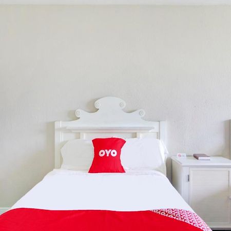Oyo Hotel Dundee By Crystal Lake Bagian luar foto