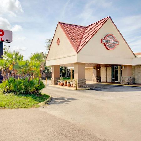 Oyo Hotel Dundee By Crystal Lake Bagian luar foto