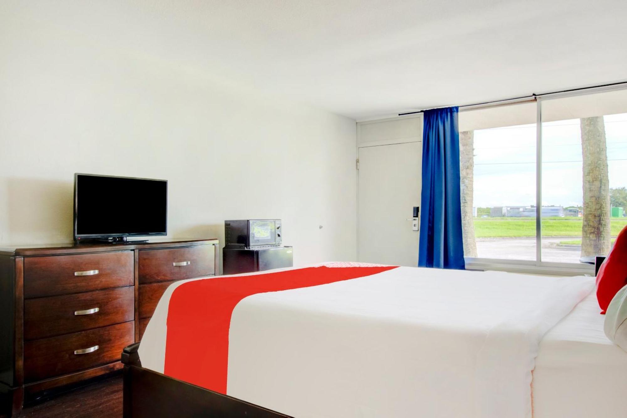 Oyo Hotel Dundee By Crystal Lake Bagian luar foto